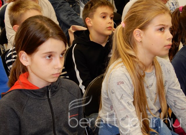 Anya csak egy van - kiállításmegnyitó 04